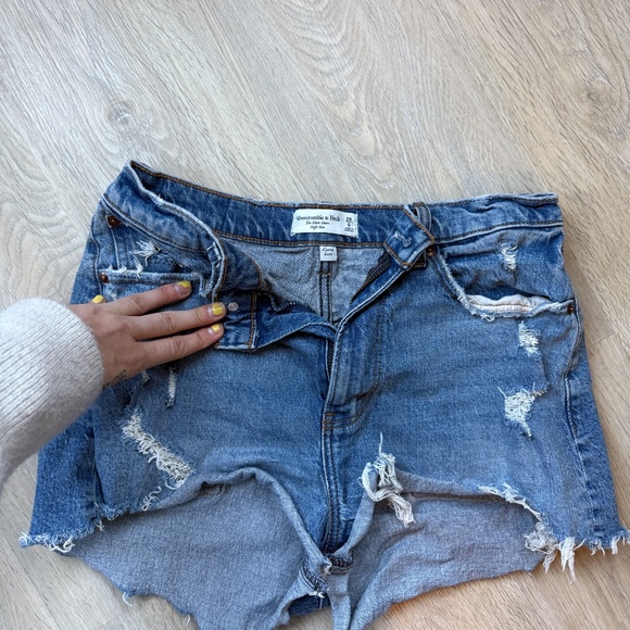 Lot of four pairs of women's Abercrombie shorts, size 28/29 - Picture 2 of 12